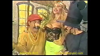 Alejandra Roth mostrando su cuerpo en la TV de los 90