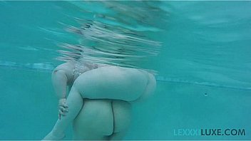 Busty BBW Lexxxi Luxe and BBW Friend Play Underwater in Pool