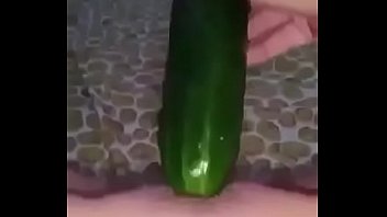 Encontré un vídeo de mi hermana metiéndose un enorme pepino