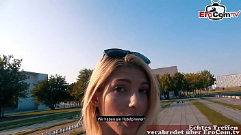 Kleine schlanke Studentin macht ein sex casting in berlin auf der Straße und wird zum Sex verführt