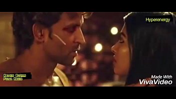 Hrithik Roshan and Pooja Hegde Hot Kiss In Mohenjo Daro