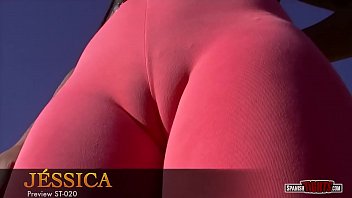 Spanish beautiful teen in pink leggings (cameltoe)