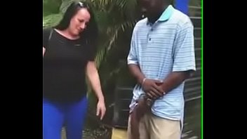 Video das Gringas espantadas com tamanho do pau do negro africano que deixou elas pegarem no seu pau gigante e ainda filmar a putaria para internet