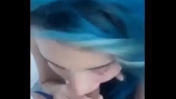 Novinha do cabelo azul