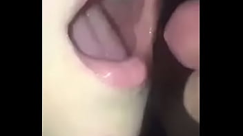 Recibe mi semen en su boquita hermosa