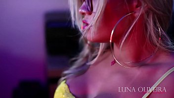 Luna Oliveira se masturbando gostoso assistindo aos videos da Xvideos - Completo no XVIDEOS RED - HD