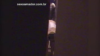 Casal faz sexo de porta aberta e acaba filmado secretamente