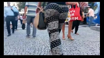 Bunda gostosa caminhando na rua