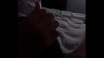 Esposa batendo uma punheta assistindo pornô